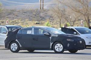 Hyundai вывел на тест конкурента Toyota Prius. Фото